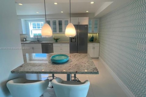 Condo in Miami Beach, Florida, 2 bedrooms  № 1925808 - photo 10