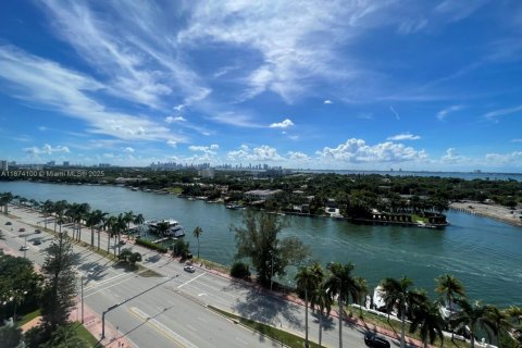 Condo in Miami Beach, Florida, 2 bedrooms  № 1925808 - photo 25