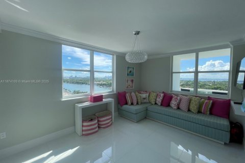 Condo in Miami Beach, Florida, 2 bedrooms  № 1925808 - photo 12