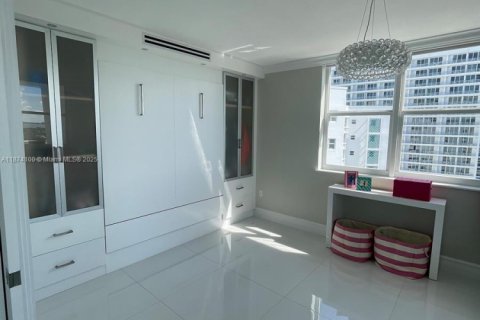 Condo in Miami Beach, Florida, 2 bedrooms  № 1925808 - photo 13