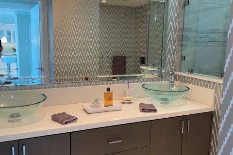 Condo in Miami Beach, Florida, 2 bedrooms  № 1925808 - photo 16