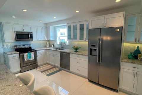 Condo in Miami Beach, Florida, 2 bedrooms  № 1925808 - photo 8