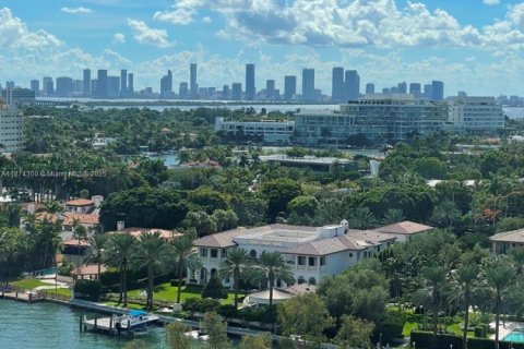 Condo in Miami Beach, Florida, 2 bedrooms  № 1925808 - photo 29