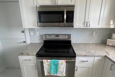 Condo in Miami Beach, Florida, 2 bedrooms  № 1925808 - photo 9