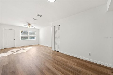 Villa ou maison à vendre à Palm Harbor, Floride: 2 chambres, 106.28 m2 № 2432613 - photo 2