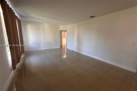 House in North Miami Beach, Florida 3 bedrooms, 90.58 sq.m. № 2031669 - photo 9