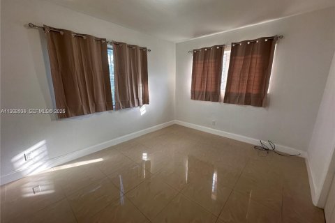 House in North Miami Beach, Florida 3 bedrooms, 90.58 sq.m. № 2031669 - photo 5