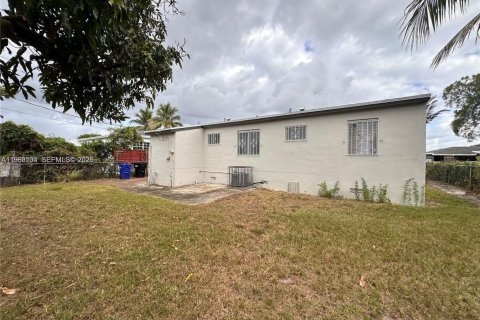 House in North Miami Beach, Florida 3 bedrooms, 90.58 sq.m. № 2031669 - photo 1