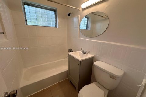 House in North Miami Beach, Florida 3 bedrooms, 90.58 sq.m. № 2031669 - photo 4