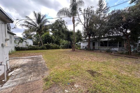 House in North Miami Beach, Florida 3 bedrooms, 90.58 sq.m. № 2031669 - photo 2