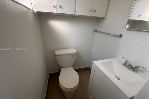 House in North Miami Beach, Florida 3 bedrooms, 90.58 sq.m. № 2031669 - photo 7