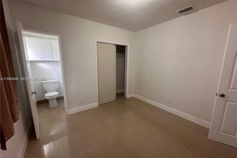 House in North Miami Beach, Florida 3 bedrooms, 90.58 sq.m. № 2031669 - photo 8