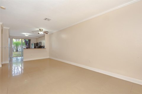 House in Pembroke Pines, Florida 3 bedrooms, 157.38 sq.m. № 2031468 - photo 3