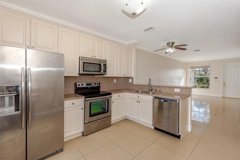 House in Pembroke Pines, Florida 3 bedrooms, 157.38 sq.m. № 2031468 - photo 10