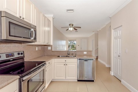 House in Pembroke Pines, Florida 3 bedrooms, 157.38 sq.m. № 2031468 - photo 11