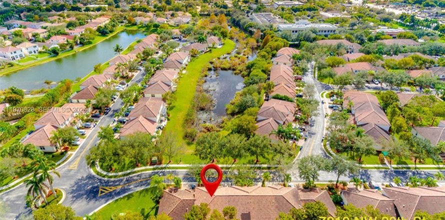 House in Pembroke Pines, Florida 3 bedrooms, 157.38 sq.m. № 2031468