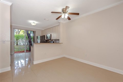 House in Pembroke Pines, Florida 3 bedrooms, 157.38 sq.m. № 2031468 - photo 4