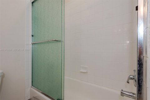 House in Pembroke Pines, Florida 3 bedrooms, 157.38 sq.m. № 2031468 - photo 16