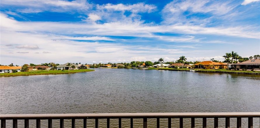 Touwnhouse à Lake Suzy, Floride 3 chambres, 224.27 m2 № 1200613