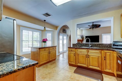 House in Tampa, Florida 3 bedrooms, 215.35 sq.m. № 1777953 - photo 11