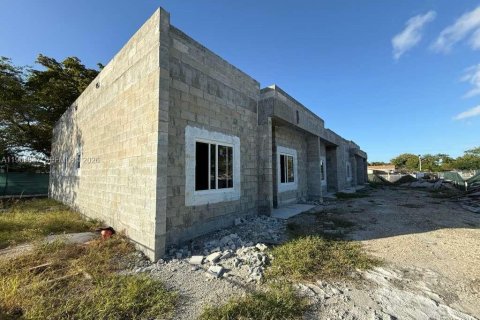 Adosado en venta en Miami Gardens, Florida, 3 dormitorios, 97.45 m2 № 2027489 - foto 2