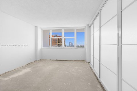 Condo in Hallandale Beach, Florida, 2 bedrooms  № 1959315 - photo 21