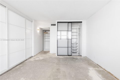 Condo in Hallandale Beach, Florida, 2 bedrooms  № 1959315 - photo 24