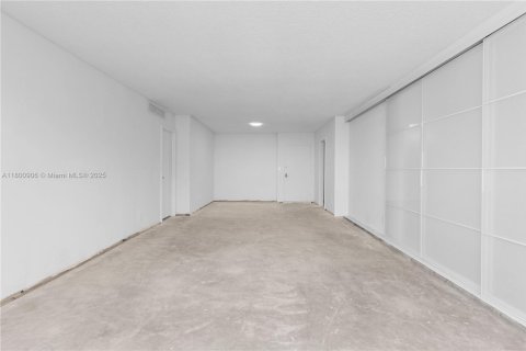 Condo in Hallandale Beach, Florida, 2 bedrooms  № 1959315 - photo 8