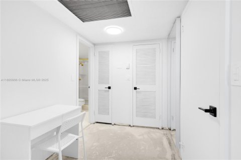 Condo in Hallandale Beach, Florida, 2 bedrooms  № 1959315 - photo 17