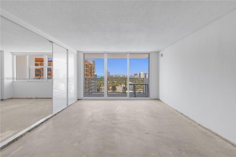 Condo in Hallandale Beach, Florida, 2 bedrooms  № 1959315 - photo 9