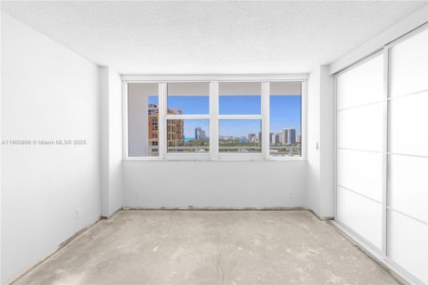 Condo in Hallandale Beach, Florida, 2 bedrooms  № 1959315 - photo 23