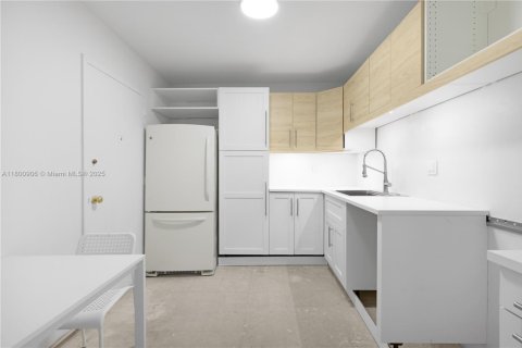 Condo in Hallandale Beach, Florida, 2 bedrooms  № 1959315 - photo 12