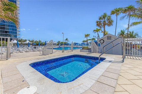 Condo in Hallandale Beach, Florida, 2 bedrooms  № 1959315 - photo 28