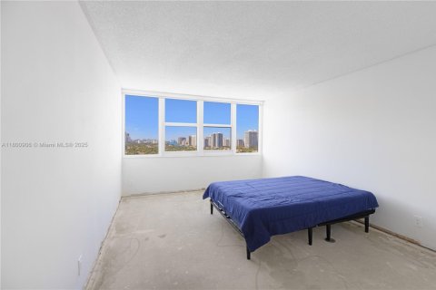 Condo in Hallandale Beach, Florida, 2 bedrooms  № 1959315 - photo 15