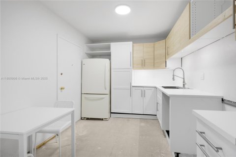 Condo in Hallandale Beach, Florida, 2 bedrooms  № 1959315 - photo 11