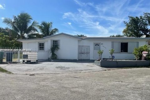 House in Miami Gardens, Florida 3 bedrooms, 166.85 sq.m. № 2007990