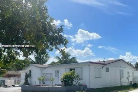 Villa ou maison à louer à Miami Gardens, Floride: 3 chambres, 166.85 m2 № 2007990 - photo 7