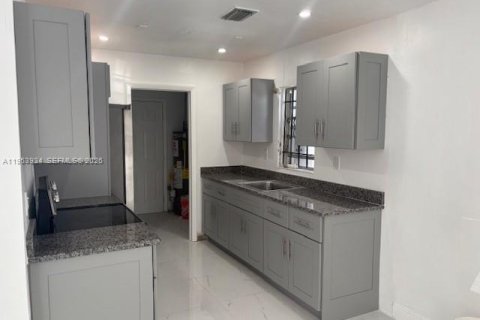 Villa ou maison à louer à Miami Gardens, Floride: 3 chambres, 166.85 m2 № 2007990 - photo 3