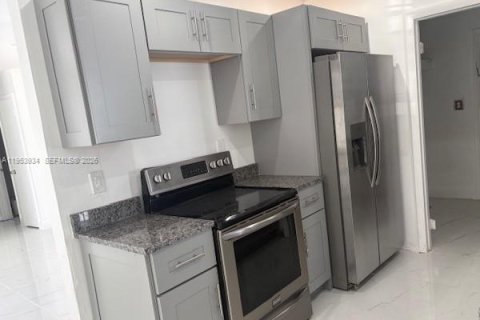 Villa ou maison à louer à Miami Gardens, Floride: 3 chambres, 166.85 m2 № 2007990 - photo 2