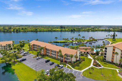Купить кондоминиум в Форт Майерс, Флорида 3 комнаты, 97.64м2, № 1922930 - фото 1