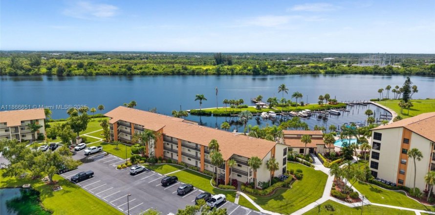 Кондоминиум с 3 комнатами в Форт Майерс, Флорида № 1922930