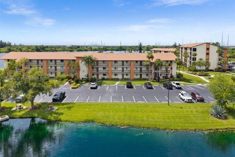 Купить кондоминиум в Форт Майерс, Флорида 3 комнаты, 97.64м2, № 1922930 - фото 6