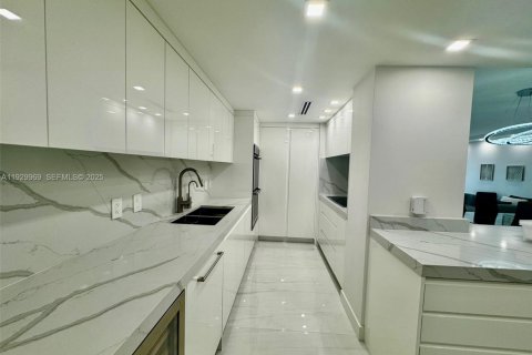 Condominio en venta en Bal Harbour, Florida, 3 dormitorios, 156.82 m2 № 1989137 - foto 2