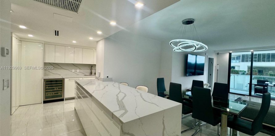 Condominio en Bal Harbour, Florida, 3 dormitorios  № 1989137