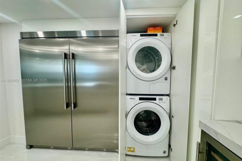 Condominio en venta en Bal Harbour, Florida, 3 dormitorios, 156.82 m2 № 1989137 - foto 13