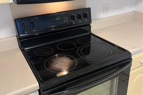 House in Orlando, Florida 2 bedrooms, 121.89 sq.m. № 2224341 - photo 8