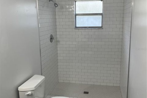 House in Orlando, Florida 2 bedrooms, 121.89 sq.m. № 2224341 - photo 12