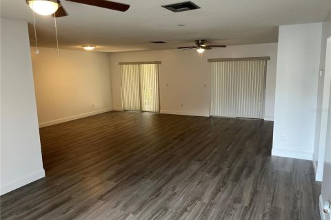 House in Orlando, Florida 2 bedrooms, 121.89 sq.m. № 2224341 - photo 2