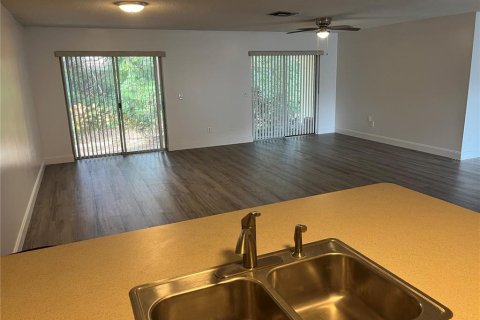 House in Orlando, Florida 2 bedrooms, 121.89 sq.m. № 2224341 - photo 7