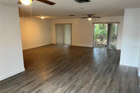House in Orlando, Florida 2 bedrooms, 121.89 sq.m. № 2224341 - photo 3